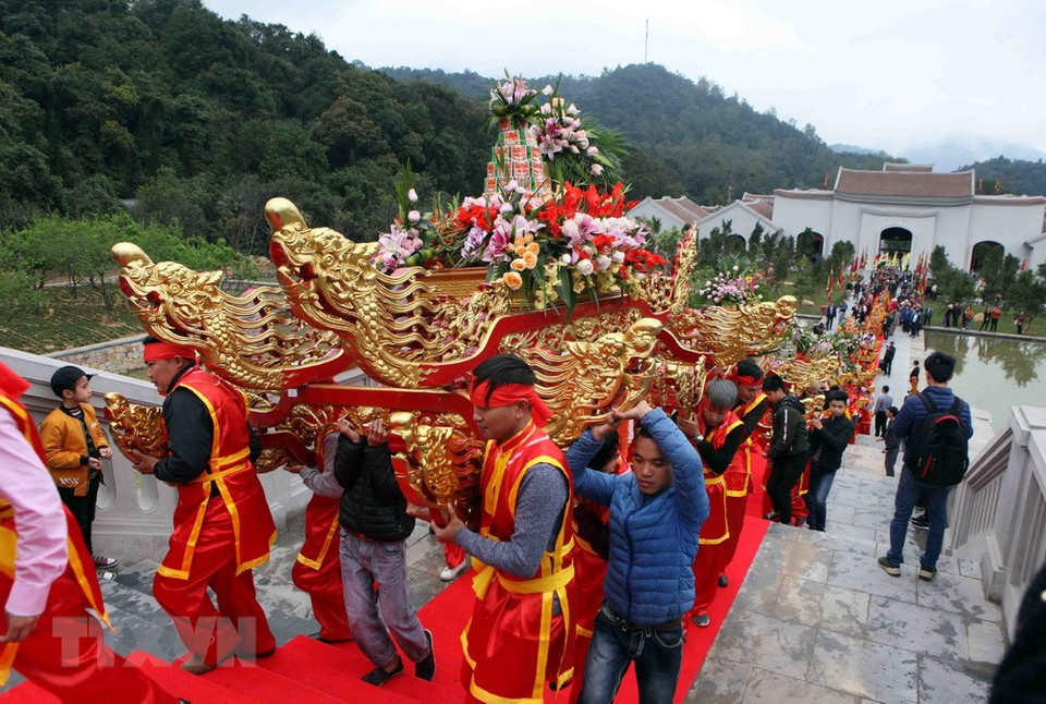 Desfile de palanquín en la fiesta de la pagoda Yen Tu, en la provincia norteña de Quang Ninh (Fuente: VNA) 