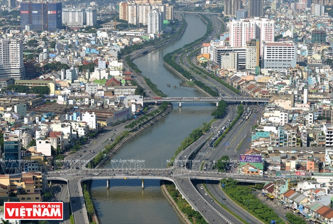 El mejoramiento del sistema de transportes y una serie de construcciones históricas como la zona urbana de Thu Thiem, las carreteras de Vo Van Kiet y Nguyen Van Linh han cambiado la vista urbana de Ciudad Ho Chi Minh.
