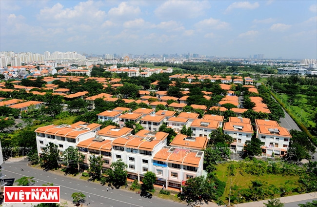 La zona urbana de Phu My Hung construida en expansión hacia el Sur y el Mar de Este es la tendencia para desarrollar las zonas urbanas hacia el mar que muchos países han realizado. 