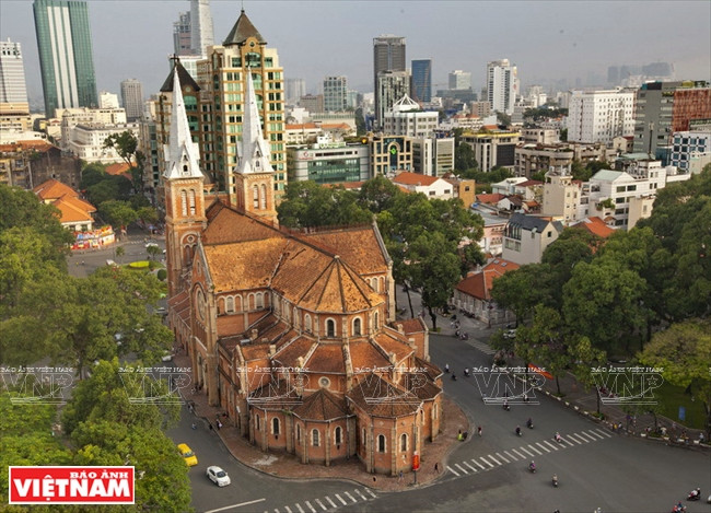 La catedral de Notre, símbolo arquitectónico de Ciudad Ho Chi Minh, construida de 1877 a 1880, está siempre llena de los visitantes.
