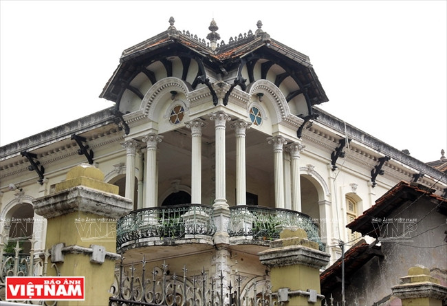 Al lado de las nuevas zonas urbanas, las autoridades de Ciudad Ho Chi Minh mantienen las antiguas obras arquitectónicas con sus valores culturales e históricos. En la foto: La antigua villa No. 110-112 Vo Van Tan, Ciudad Ho Chi Minh.