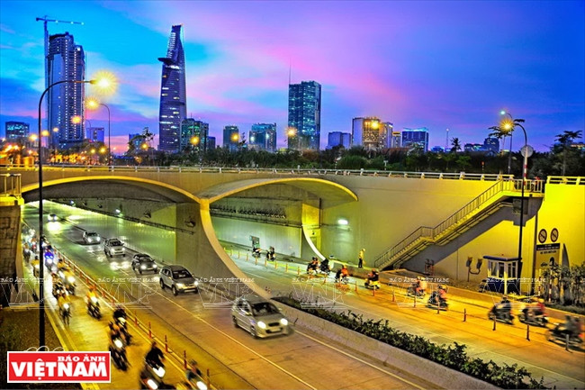 Tunel de Thu Thiem que atraviesa el río Saigón, el más moderno del Sudeste Asiático, conectando el centro de Ciudad Ho Chi Minh y la nueva zona urbana de Thu Thiem.