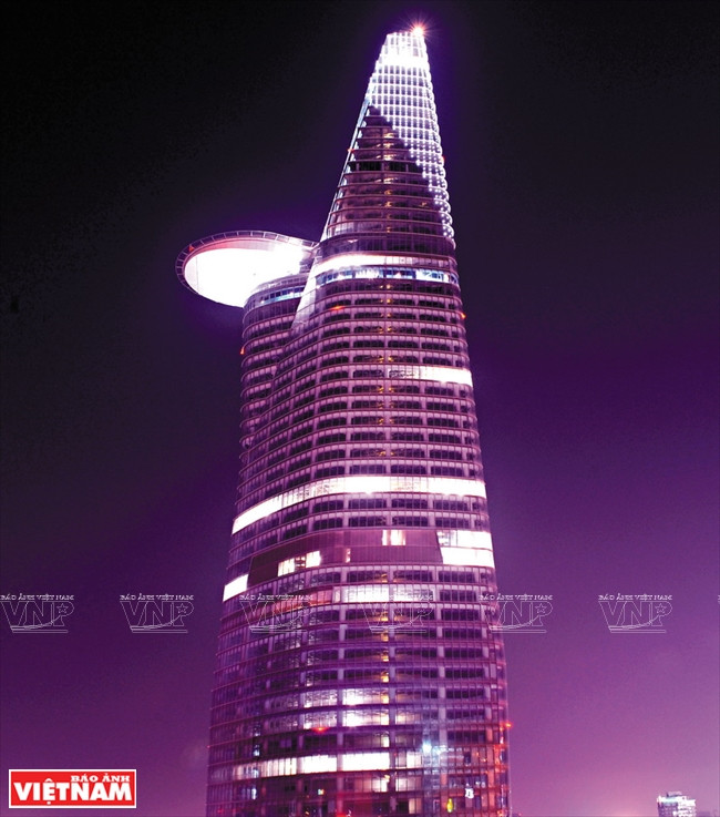 La torre Bitexco es actualmente nuevo símbolo moderno; es la edificación más alta de la urbe, con el diseño de una flor de loto. 