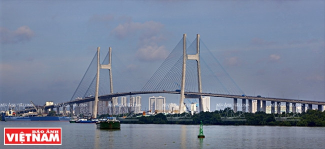 El puente de Phu My conecta los distritos 2 y 7.