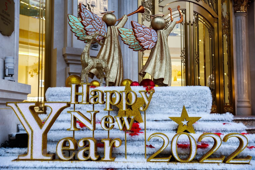 En este momento, en las calles, cualquiera puede ver la imagen de un árbol de Navidad o las brillantes palabras "Feliz año nuevo 2022". (Foto: VNA)