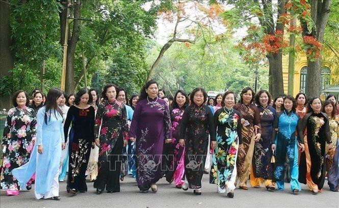Diputadas de la Asamblea Nacional de Vietnam visitan el Palacio Presidencial. Vietnam es uno de los países con alto porcentaje de mujeres diputadas en el Parlamento en la región y el mundo. (Foto: VNA)