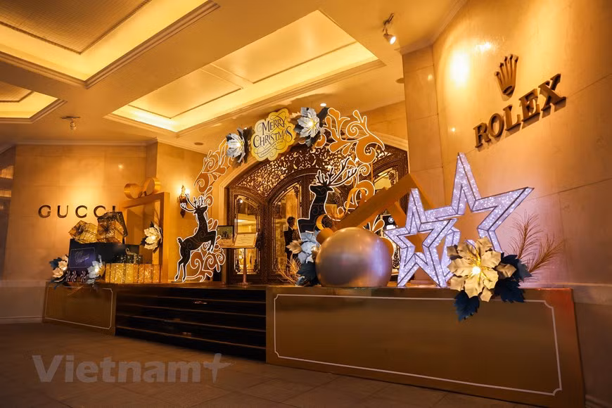 Un espacio del centro comercial decorado con estrellas, figuras de renos y cajas de regalo con luces brillantes. (Foto VNA)
