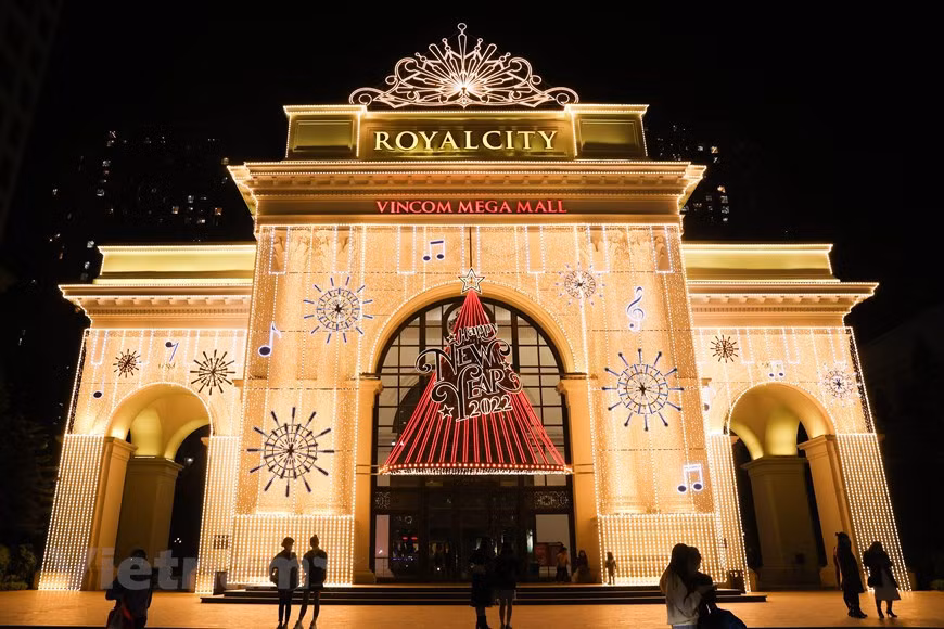 Estos días, muchas calles y centros comerciales de Hanoi brillan con decoraciones para la Navidad. (Foto VNA)