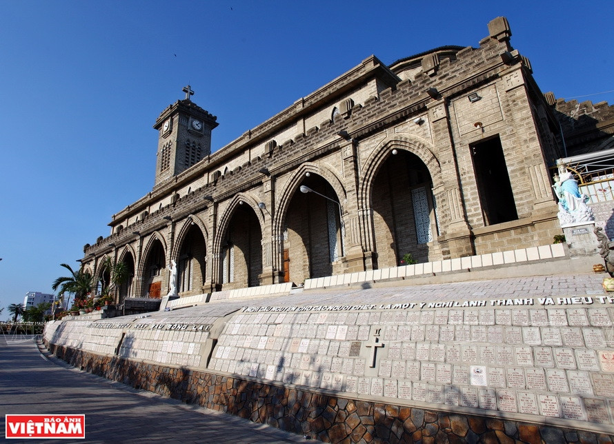 La iglesia de piedra constituye una de las atracciones turísticas famosas de Nha Trang que acapara la atención de los viajeros. (Foto: VNA)