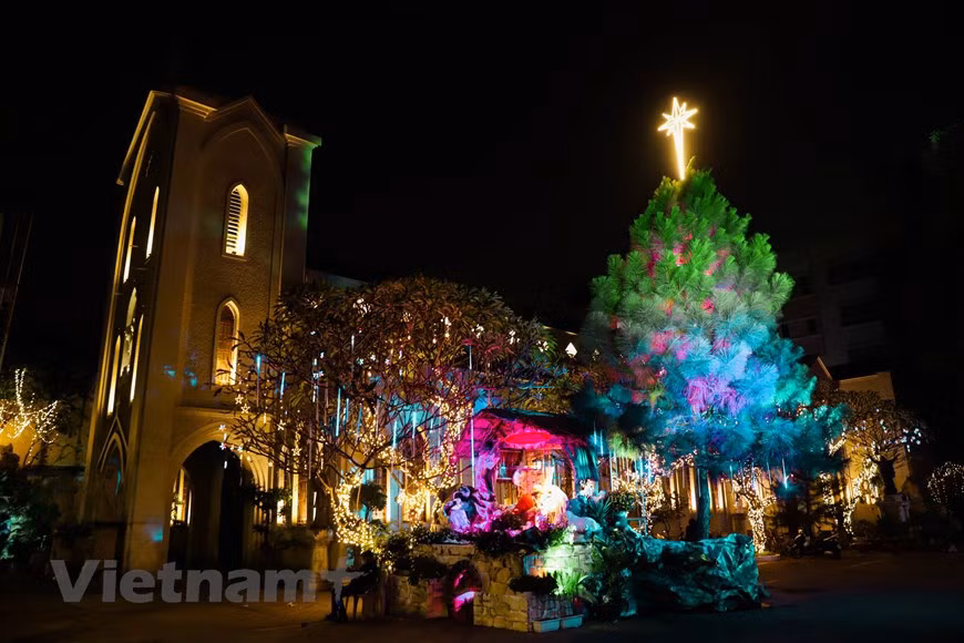 Las iglesias también resplandecen con decoraciones con motivo de la fiesta más importante del año para los católicos. (Foto VNA)