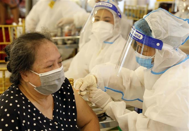 El personal médico del Hospital Bach Mai administra la vacuna contra el coronavirus a personas mayores de 65 años en el distrito de Hai Ba Trung, Hanoi. (Foto: VNA)