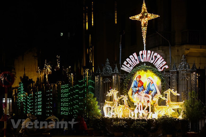 La puerta de la iglesia de Ham Long se ilumina con luces brillantes para dar la bienvenida a la Navidad de 2021. (Foto VNA)