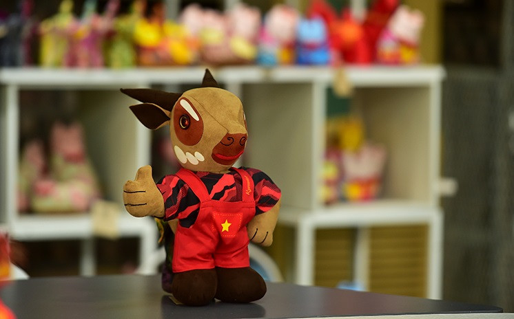 Debido a los recursos humanos limitados, las instalaciones de Kym Viet solo elaboran alrededor de mil peluches saola (Fuente: VNA)