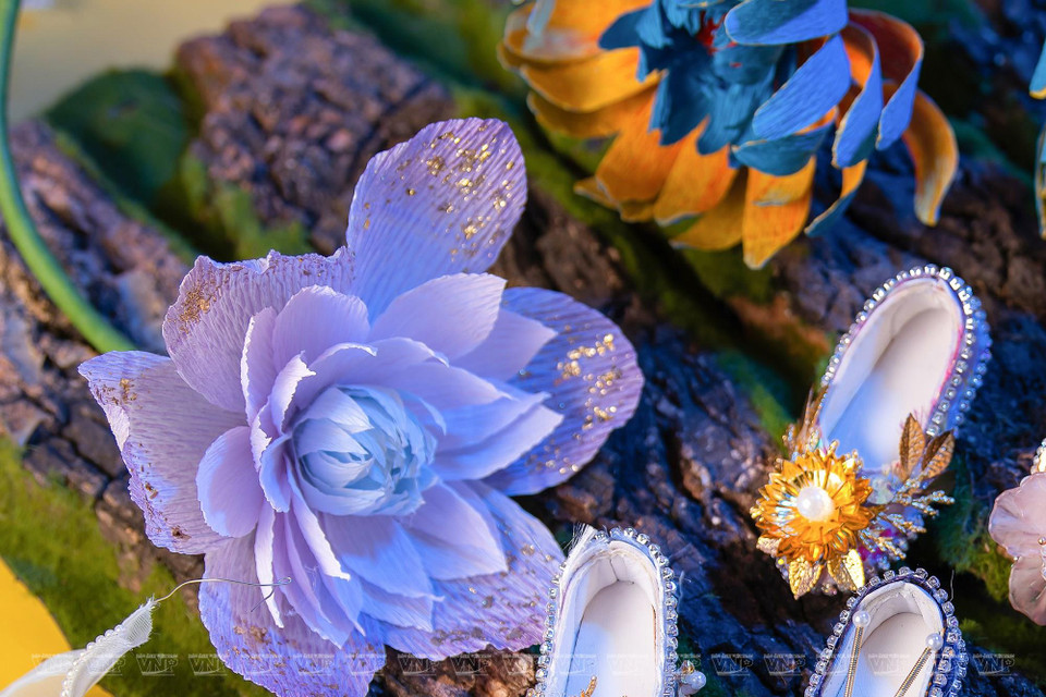 La flor se adhiere perfectamente al atuendo de la hermosa muñeca (Fuente: VNA)