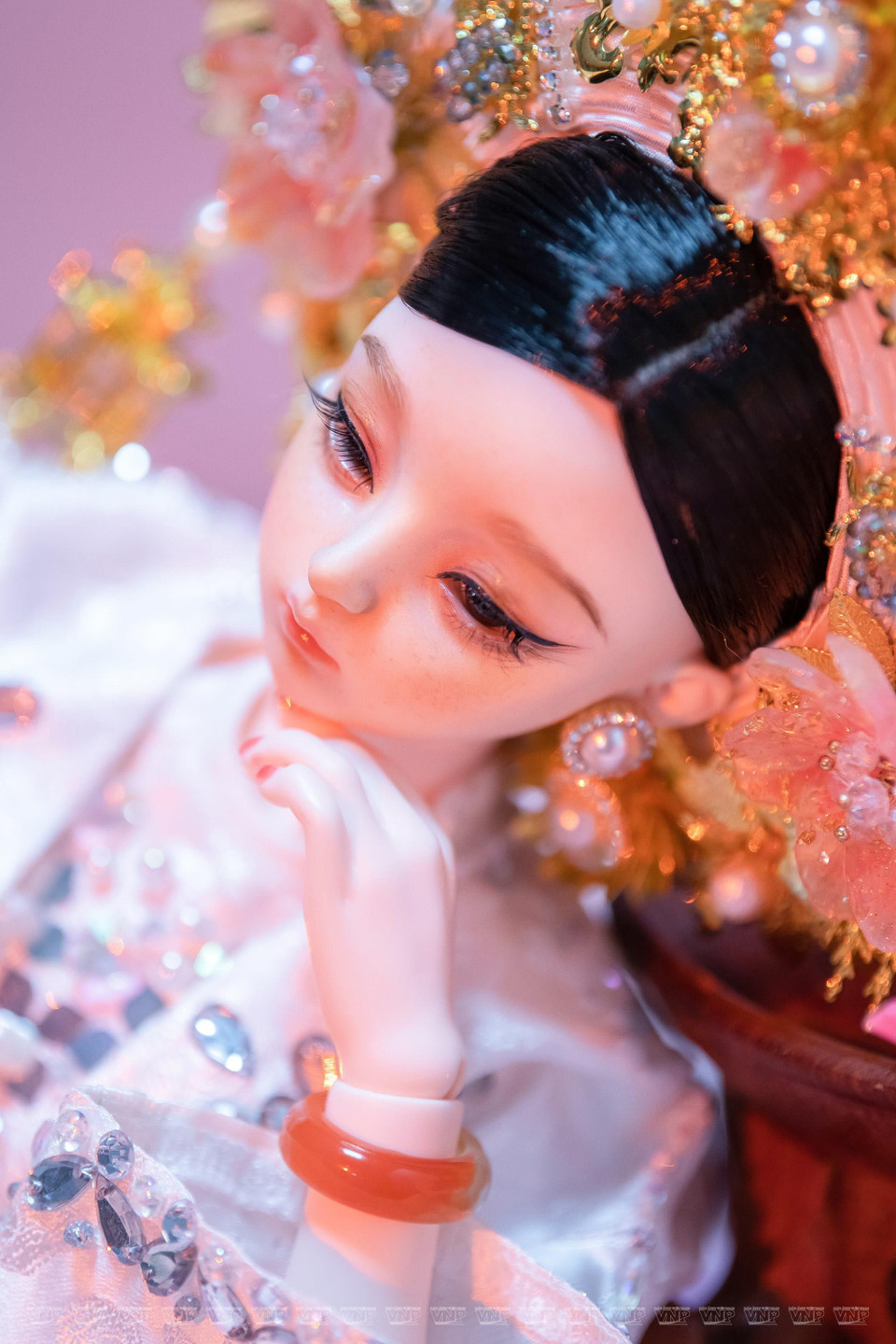 La cara de la muñeca es perfecta y está bien maquillada (Fuente: VNA)