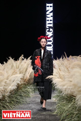 Un pájaro colorido bajo la luz del sol de la colección de la diseñadora Phuong Thanh (Fuente: Revista Vietnam)