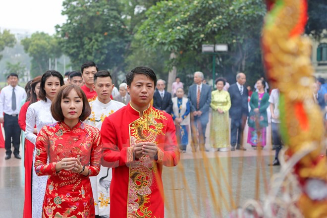 Las parejas jóvenes firmaron el compromiso de celebrar la fiesta de boda de manera económica (Fuente: VNA)