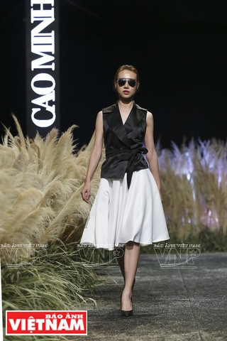 Una colección de "doble género" del diseñador Cao Minh Tien es una combinación entre material suave y grueso (Fuente: Revista Vietnam)