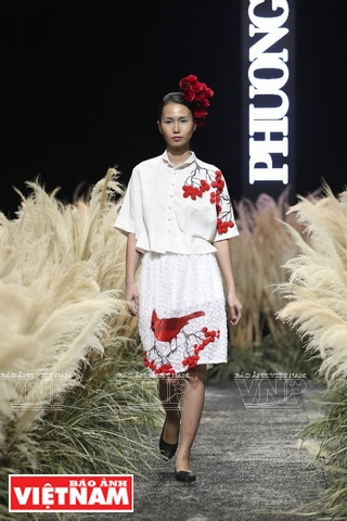 Inspirado por pájaros coloridos en la salida del sol, la diseñadora Phuong Thanh muestra sus estilos distintivos (Fuente: Revista Vietnam)