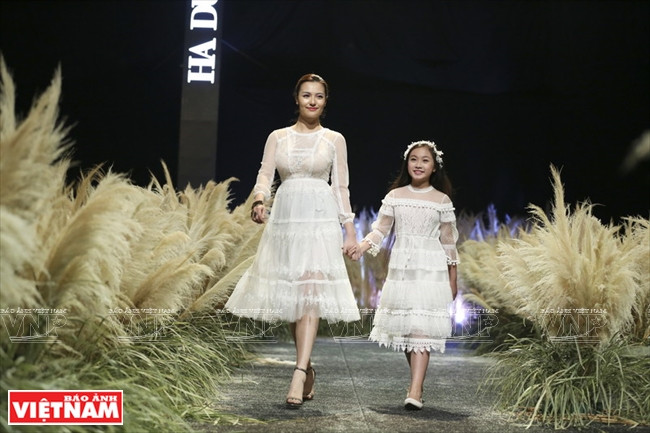 Los diseñadores hacen su aparición en la pasarela (Fuente: Revista Vietnam)