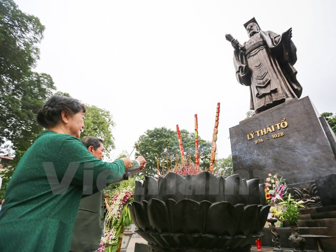 Las parejas rendieron tributo ante el rey Ly Thai To, quien trasladó en 2010 la capital vietnamita de la provincia de Ninh Binh a Thang Long, ahora Hanoi (Fuente: VNA)