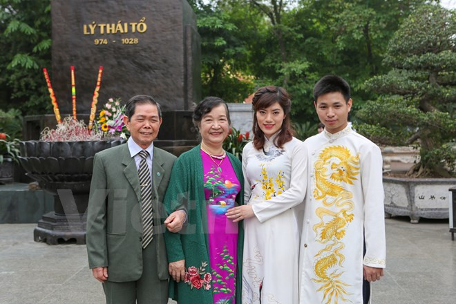 Una pareja casada en 1962 tomaron fotos con sus nietos (Fuente: VNA)