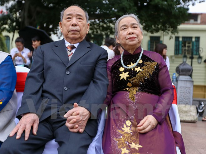 Esa pareja celebró su primera boda en el bosque, en medio de la Revolución vietnamita. Presente en el acto colectivo, manifestó su alegría (Fuente: VNA)
