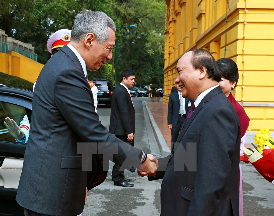 El primer ministro vietnamita, Nguyen Xuan Phuc, recibe al primer ministro de Singapur, Lee Hsien Loong, en Hanoi. (Foto: VNA)