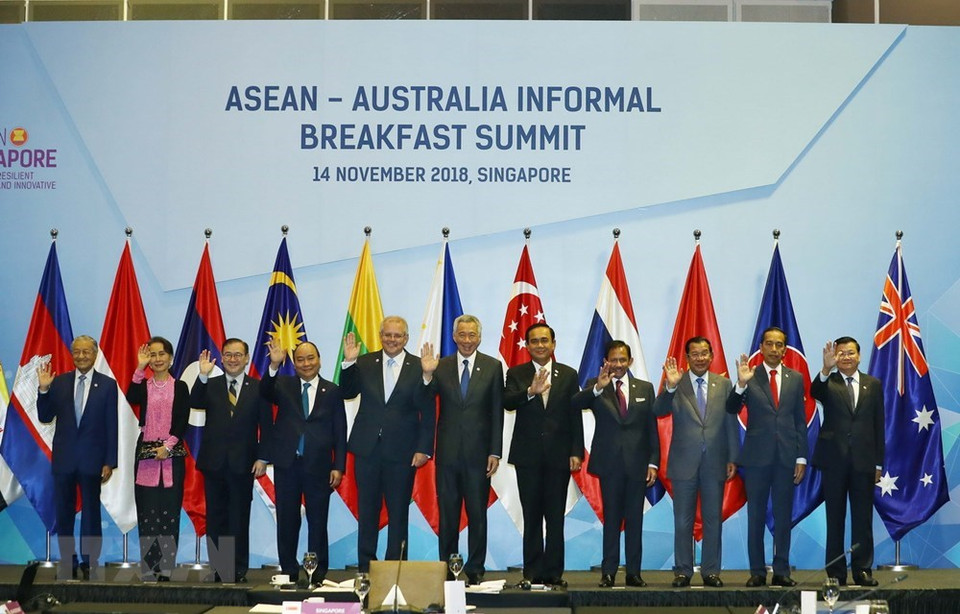 El primer ministro Nguyen Xuan Phuc (cuarto, a la izquierda), otros líderes de la ASEAN y el primer ministro australiano Scott Morrison (quinto, a la izquierda) en la Cumbre informal del desayuno de ASEAN-Australia el 14 de noviembre. (Fuente: VNA)