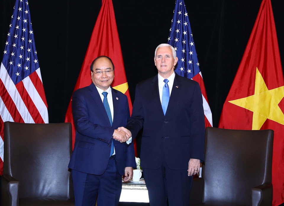 El primer ministro Nguyen Xuan Phuc se reúne con el vicepresidente de Estados Unidos, Mike Pence, en Singapur el 14 de noviembre (Fuente: VNA)