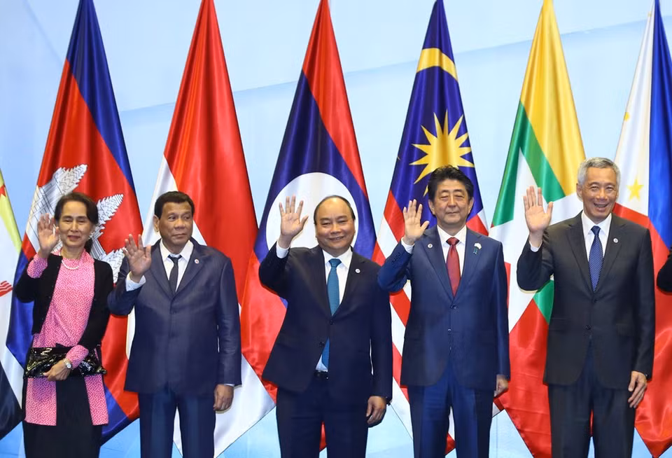 El primer ministro Nguyen Xuan Phuc (centro), otros líderes de la ASEAN y el Primer Ministro japonés Shinzo Abe (segundo, a la derecha) toman una foto en la XXI Cumbre ASEAN-Japón (Fuente: VNA)