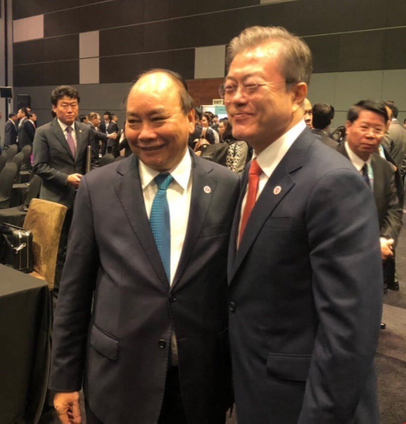 El primer ministro Nguyen Xuan Phuc y el presidente de Corea del Sur Moon Jae-in (Fuente: VNA)
