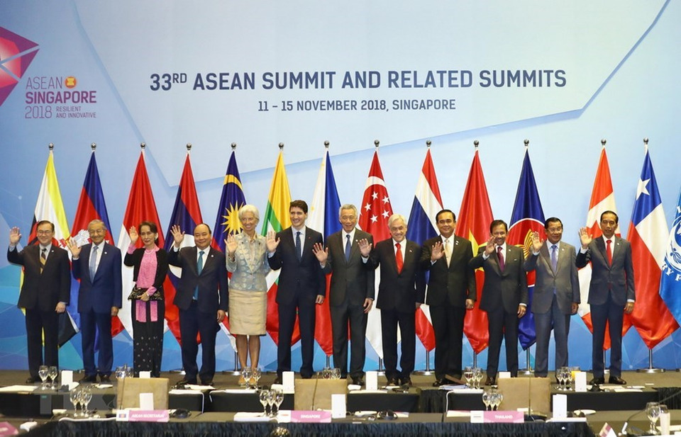 El primer ministro Nguyen Xuan Phuc (cuarto, a la izquierda) y otros líderes de la ASEAN, la directora del Fondo Monetario Internacional (FMI), Christine Lagarde (quinto, a la izquierda) y el primer ministro canadiense Justin Trudeau (sexto, a la izquierda) en una sesión de la Cumbre 33 de la agrupación regional. (Fuente: VNA)