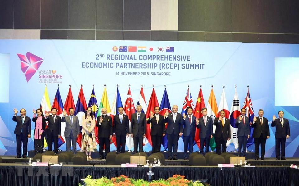El primer ministro Nguyen Xuan Phuc (primero, a la izquierda) y los líderes de las naciones de la ASEAN y seis países socios (Australia, China, la India, Japón, Corea del Sur y Nueva Zelanda) toman una foto en la segunda Cumbre de las partes firmantes del Acuerdo de Asociación Económica Integral Regional (RCEP) (Fuente: VNA)