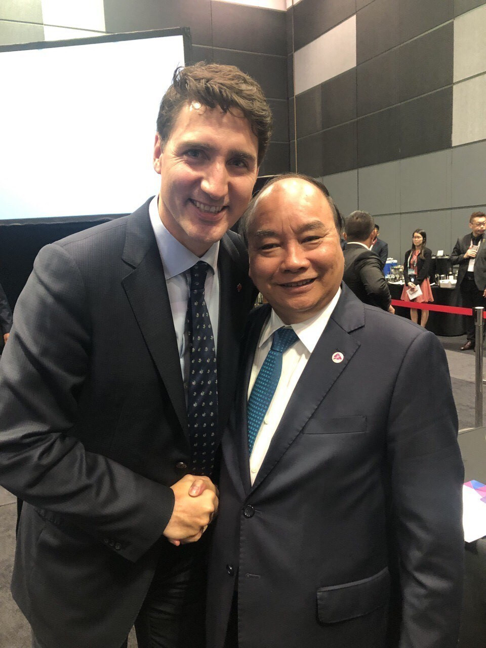 El primer ministro Nguyen Xuan Phuc se reúne con su homólogo canadiense Justin Trudeau en el marco de la Cumbre 33 de la ASEAN y las citas relacionadas en Singapur (Fuente: VNA)