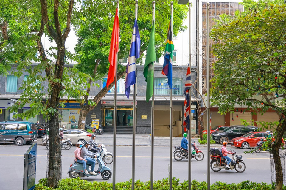 Aquellos que no puedan llegar a la Embajada británica en Hanoi para rendir tributo a la Reina Isabel II, pueden enviar un mensaje de condolencias a través del libro de luto en línea de la Familia Real en el sitio web de la Embajada Británica en Vietnam. Los líderes vietnamitas transmitieron su pésame por el deceso de la Reina a la Familia Real, el Gobierno, el Parlamento y el pueblo del Reino Unido. Según la cancillería de Vietnam, el ministro de Relaciones Exteriores, Bui Thanh Son, bajo la autorización del presidente Nguyen Xuan Phuc, asistirá al funeral de la Reina Isabel II en Londres, Reino Unido. (Foto: Vietnam+)