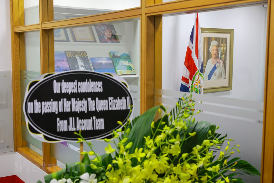 Como muestra de respeto, las Embajadas de Australia, Canadá y Nueva Zelanda en Hanoi también ondearon banderas a media asta o abrieron libros de condolencias para que los habitantes manifiesten su sentido pésame por el fallecimiento de la Reina Isabel II. La monarca fue la principal figura política de los cincuenta y cuatro países miembros de la Mancomunidad de Naciones. En su rol específico como monarca del Reino Unido fue, a su vez, la gobernadora suprema de la Iglesia de Inglaterra. Su papel político abarcó grandes áreas, tuvo funciones constitucionales significativas y actuó como foco de la unidad nacional de los británicos y como representante de su nación ante el mundo (Foto: Vietnam+)