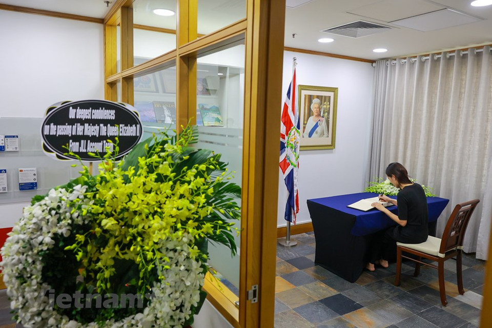 Muchos pobladores llegaron a la Embajada británica en Hanoi para escribir en el libro de condolencias en homenaje a la Reina Isabel II. En el Reino Unido, el gobierno de este país anunció el inicio del duelo nacional a partir del 9 de septiembre y publicó una serie de pautas para enarbolar la bandera a media asta, viajar y organizar eventos en el país. La reina Isabel II falleció pacíficamente la tarde del 8 de septiembre (hora del Reino Unido), en el castillo de Balmoral. Como monarca del Reino Unido, la Reina Isabel II también fue la jefa de estado nominal de otros 14 países de la Mancomunidad de Naciones (Foto: Vietnam+)