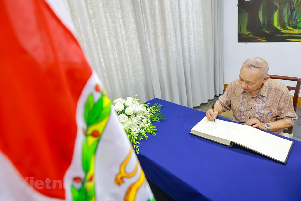 . El vietnamita Vu Ngoc Binh, residente del distrito de Hai Ba Trung de Hanoi, fue una de las personas que llegó más temprano en la mañana del 12 de septiembre para expresar su homenaje póstumo y escribir en el libro de condolencias en memoria de la Reina Isabel II, allí expuso textualmente: “Vine aquí para compartir mi tristeza como vietnamita que ama a la Reina Isabel II. La Reina es una persona amistosa, quien ha contribuido a promover las relaciones entre Vietnam y el Reino Unido durante el tiempo pasado. Deseo compartir esta pérdida con el pueblo británico”. La Reina Isabel II falleció el 8 de septiembre a la edad de 96 años en Balmoral, según el anuncio del Palacio de Buckingham. (Foto: Vietnam+)