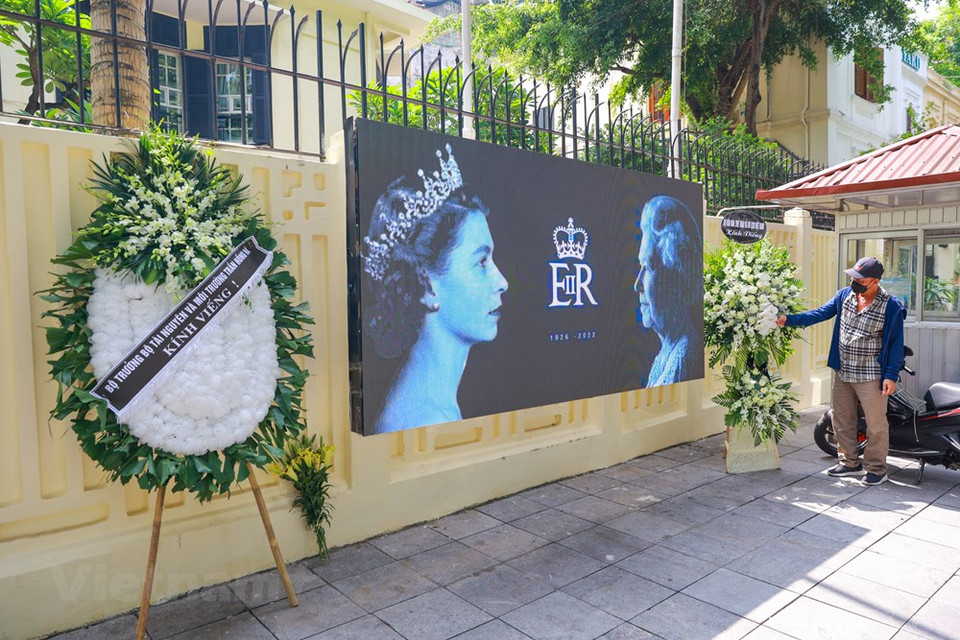 En señal de duelo, las banderas en la sede de la Embajada británica en Hanoi y las similares de varios países se izan a media asta, por el fallecimiento de la Reina Isabel II. La representación diplomática del Reino Unido abrió libros de condolencias en homenaje a la monarca, de las 9:00 a las 16:00 (hora local), a partir del 9 al 16 de septiembre. La sede de la Embajada británica en Vietnam se ubica en el número 31 de la calle Hai Ba Trung del distrito de Hoan Kiem. El Consulado General Británico en Ciudad Ho Chi Minh también ha realizado actividades similares, de las 9:00 a las 18:00 (hora local) del 12 al 16 de septiembre. (Foto: Vietnam+)