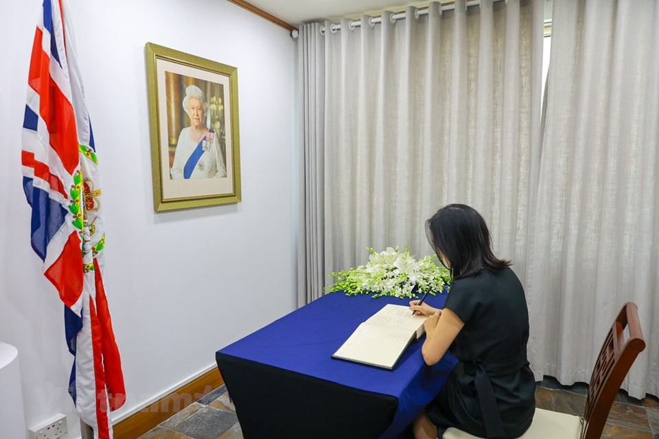 Isabel II fue la primera hija del príncipe Alberto, duque de York (más tarde rey Jorge VI) y su esposa Isabel, duquesa de York (más tarde reina Isabel). Su única hermana fue la princesa Margarita, nacida en 1930. Ambas fueron educadas en su casa a cargo de preceptores privados. Isabel II fue la monarca del Reino Unido desde su ascenso al trono, en 1952. En 1947, contrajo matrimonio con el príncipe Felipe de Grecia y Dinamarca, con quien tuvo cuatro hijos. En 2007, Isabel II se convirtió en la monarca más longeva en la historia británica al superar los 81 años de vida de su tatarabuela, la reina Victoria. La Reina Isabel II murió el 8 de septiembre de 2022, en el castillo de Balmoral, con 96 años de edad (Foto: Vietnam+)