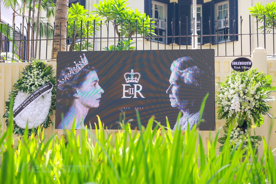 Un panel con la imagen de la Reina Isabel II resalta frente a la casa del embajador británico en Hanoi, y se instaló allí para que los habitantes y representantes de agencias y organismos coloquen ofrendas florales en homenaje a la monarca. Con anterioridad, el Palacio de Buckingham anunció que la Reina Isabel II falleció el 8 de septiembre, a la edad de 96 años, en Balmoral. El presidente Nguyen Xuan Phuc envió un mensaje de condolencias al rey Carlos III, el primer ministro Pham Minh Chinh expresó sus pésames a la jefa del Gobierno, Elizabeth Truss y el presidente de la Asamblea Nacional, Vuong Dinh Hue, hizo lo mismo al presidente de la Cámara de los Lores, John McFall, y al titular de la Cámara de los Comunes, Lindsay Hoyle. (Foto: Vietnam+)