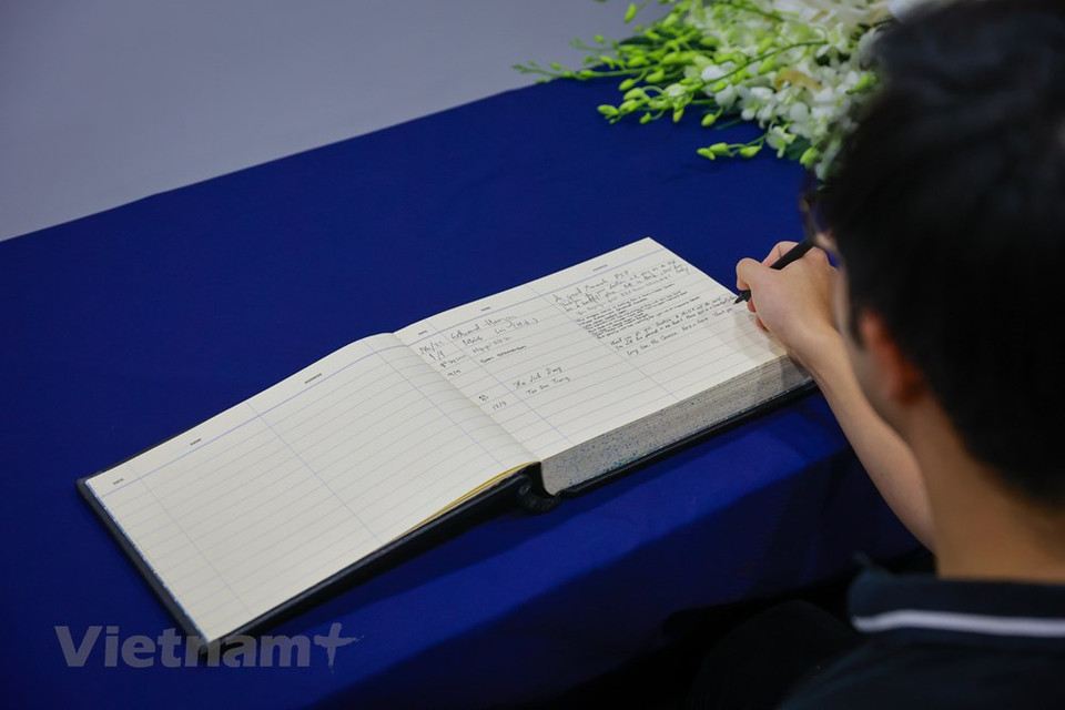 La historia británica registra a Isabel II como la monarca con el reinado más extenso, pues con 70 años y 214 días superó una vez más a la Reina Victoria, quien rigió durante 63 años y 216 días. A lo largo de su vida, fue testigo de la transformación progresiva del Imperio británico a la Mancomunidad de Naciones. En el momento de su ascensión al trono, en 1952, su papel como jefe nominal de varios Estados independientes ya se encontraba establecido. Entre 1953 y 1954, la reina y su marido se embarcaron en una gira de seis meses alrededor del mundo, convirtiéndose en la primera reina de Australia y Nueva Zelanda en visitar estos países. La Reina Isabel II realizó numerosas visitas de Estado a otros territorios, lo cual la llevó a convertirse en la monarca que más ha viajado en la historia de Reino Unido. (Foto: Vietnam+)