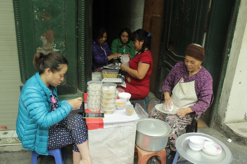 Banh troi y banh chay, dos tipos de bolas hechas de harina de arroz glutinoso que se comen en la Fiesta de Han Thuc. (Fuente: VNA)