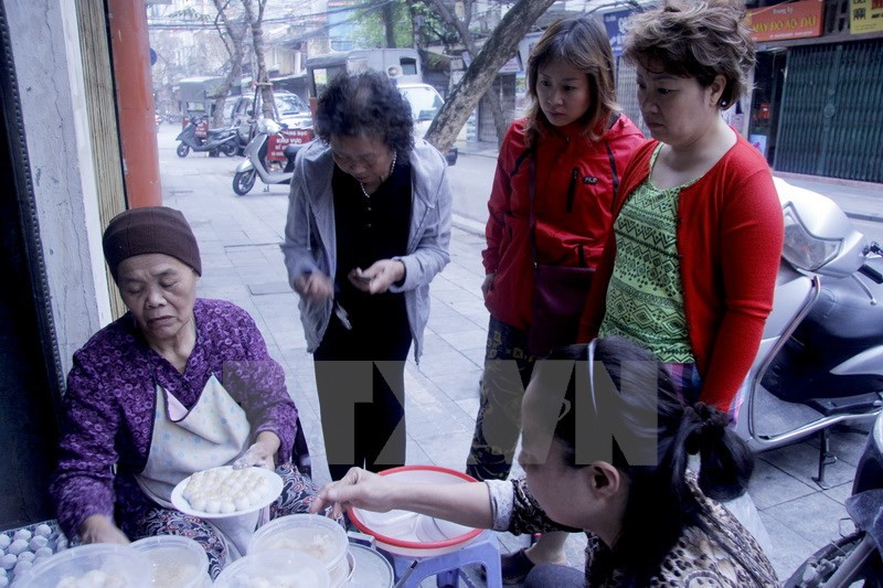 Los hanoyenses compran esos pasteles en una tienda famosa en el casco antiguo (Fuente: VNA) 