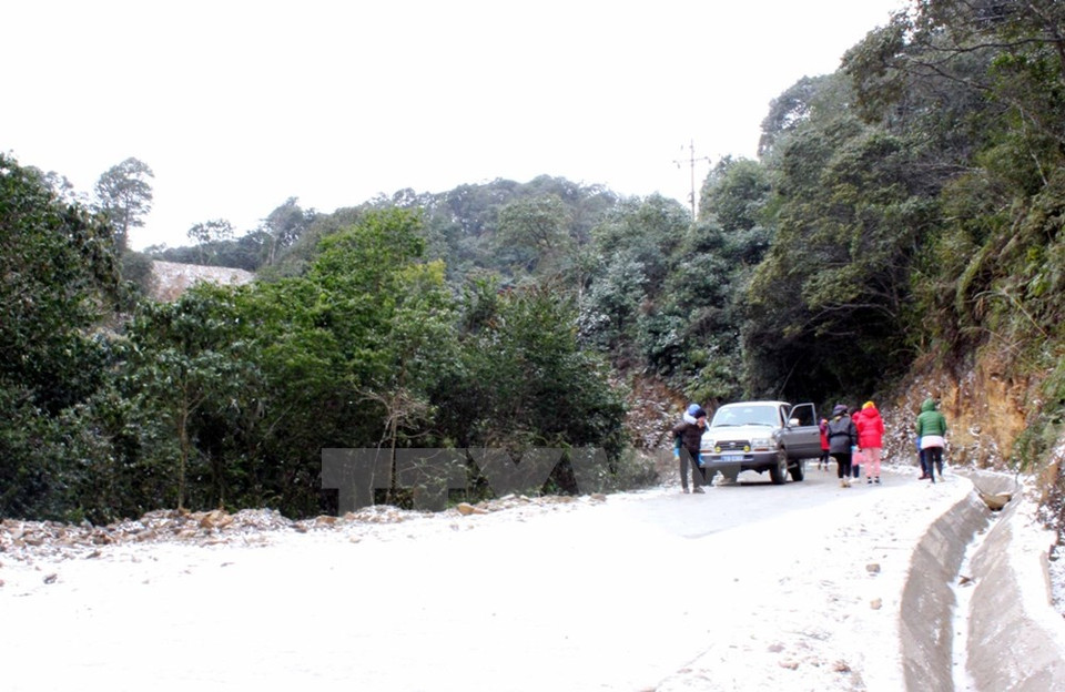 Nives imposibilitan que los vehículos suban (Fuente: VNA)