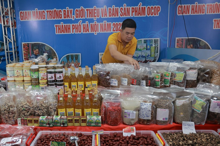Ciertos productos típicos de Ha Giang acaparan especial atención de público. Con anterioridad, se lanzaron la Semana de presentación y promoción de productos OCOP (Cada comuna, un producto), frutas y artículos agrícolas de diferentes localidades vietnamitas en Hanoi. Esa actividad tiene como objetivo impulsar la campaña "Los vietnamitas priorizan productos nacionales". Como otro esfuerzo para promover la imagen de los productos OCOP, un curso de capacitación y apoyo a la promoción comercial para los productos OCOP (Cada comuna, un producto) de Hanoi en la plataforma TikTok se inauguró a mediados de este mes, bajo el auspicio de la Oficina municipal de Coordinación para la construcción de la nueva ruralidad. (Foto: Vietnamplus)