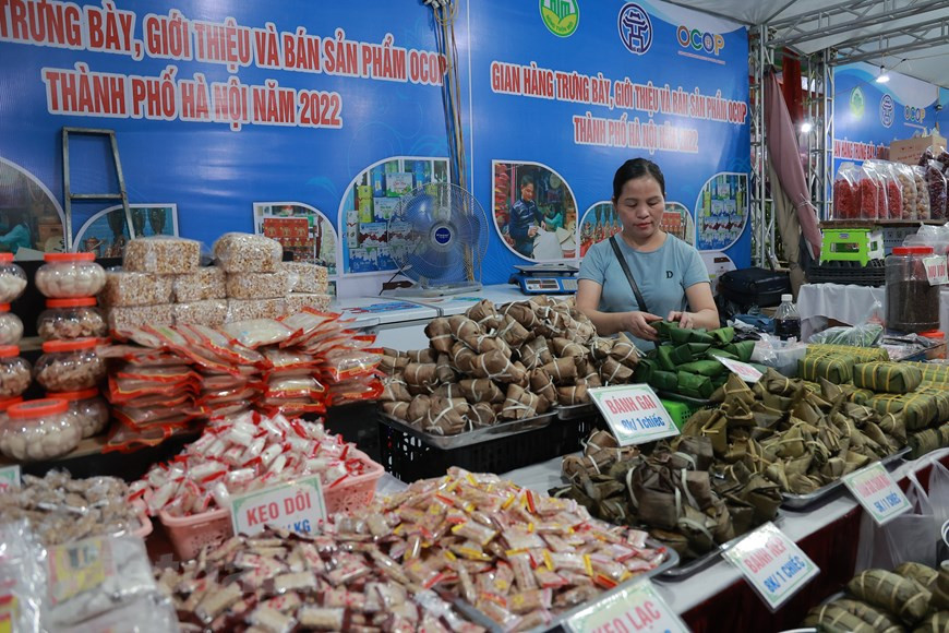 Alrededor de 70 stands se registran en la exposición celebrada en el distrito capitalino de Thanh Tri, los cuales presentan productos OCOP, que constituyen especialidades de diferentes localidades vietnamitas. En la foto, un puesto de productos de Son Tay (Hanoi). Según Nguyen Ngoc Son, subdirector del Departamento municipal de Agricultura y Desarrollo Rural, la actividad busca elevar los ingresos y mejorar la vida de los pobladores locales. El funcionario subrayó, además, que Hanoi también trabaja por transformar los métodos de producción y negocios, priorizar el desarrollo de cooperativas y empresas para la fabricación de productos tradicionales y servicios potenciales, con capacidad para competir en el mercado doméstico e internacional. (Foto: Vietnamplus)