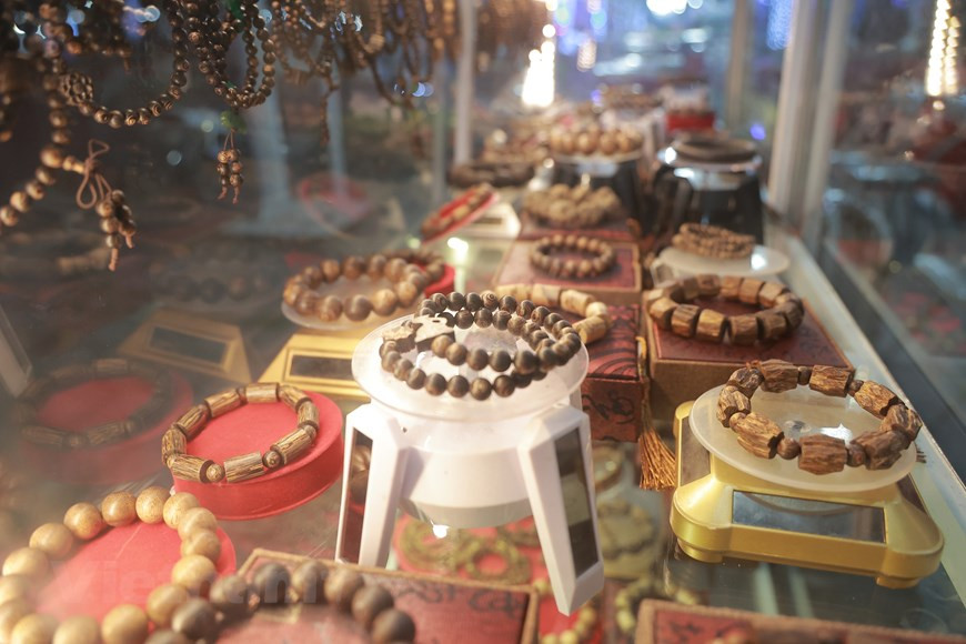 Productos agrícolas y naturales, sin conservantes sobresalen en los puestos con la idea de atraer a los consumidores. La capital vietnamita alberga actualmente mil 649 productos OCOP, incluidos cuatro con calificación de cinco estrellas; mil 98, de cuatro estrellas; y 534, de tres estrellas, detalló, al precisar que se incluyen mil 71 productos alimenticios, 35 de bebidas, 17 herbales, 492 artesanales y 34 de telas y prendas de vestir. Se comprenden mil 350 aldeas artesanales, la mayor cantidad en todo el país, las cuales reúnen 47 de los 52 oficios tradicionales vietnamitas. En particular, Hanoi cuenta con nueve mil 900 bienes agrícolas y alimentarios con códigos de trazabilidad QR, lo que significa una gran ventaja para la ciudad en la evaluación y clasificación de mercancías (Foto: Vietnamplus)