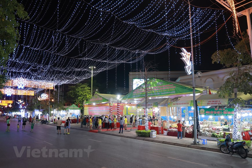 Desde la noche del 29 de julio, el Centro de cultura, información y deportes del distrito Thanh Tri, acoge la semana de promoción e introducción de productos agrícolas de las provincias de todo el país, por gestión del Departamento de Agricultura y Desarrollo Rural de Hanoi. Los artículos expuestos en los stands son los del programa “Una comuna, un producto” (OCOP). Al intervenir en el acto inaugural, Nguyen Ngoc Son, subdirector del Departamento municipal de Agricultura y Desarrollo Rural, destacó que la actividad busca impulsar el comercio, la promoción y el consumo de los productos OCOP y desarrollar la economía rural sobre la base de aumentar la aplicación de la transformación digital y acelerar la economía circular (Foto: Vietnamplus)Nhập mô tả cho ảnh